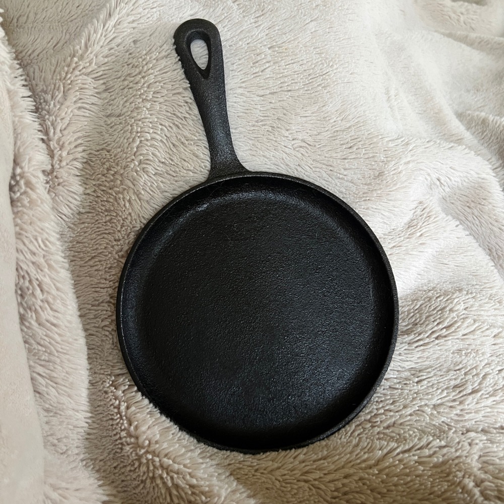 Unbranded Cast Iron Round Griddle Pan 6.25 Inch Skillet Black Cookware